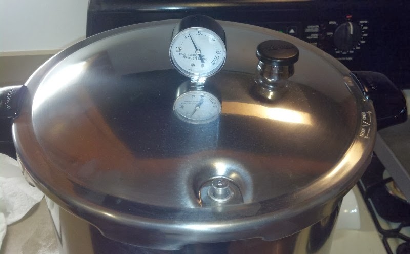 Pressure canner with pressure regulator